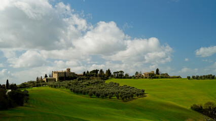 Panorama collinare della Val d'Orcia lungo il percorso ciclistico dell'Eroica. Provincia di Siena....