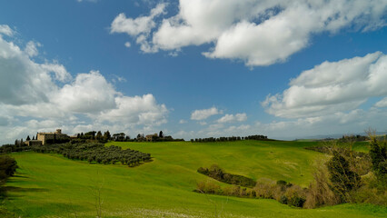 Panorama collinare della Val d'Orcia lungo il percorso ciclistico dell'Eroica. Provincia di Siena. Toscana , Italia