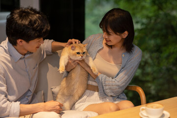 Young couple dating in cat caf��