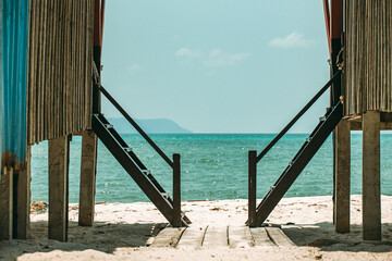 Escaliers de cabanons de plage sur une île paradisiaque devant l'océan