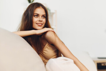 Naklejka premium Cozy Couch, Confident Woman: Happy Portrait in a Relaxing Living Room