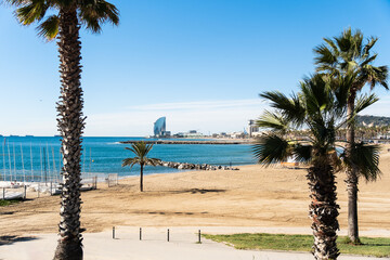 Blick vom Olympiahafen auf den Stadtstrand von Barcelona