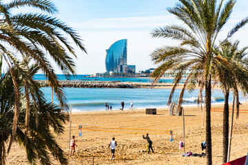 Blick vom Olympiahafen auf den Stadtstrand von Barcelona - obrazy, fototapety, plakaty