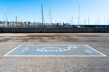 Parkplatz für ein Elektroauto am Strand in Barcelona, Spanien