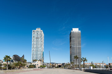 Hochhäuser im Olympiahafen von Barcelona, Spanien