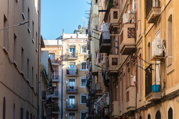 Fototapeta na wymiar Straße und alte Häuser in Barcelonata, ein altes Viertel am Hafen von Barcelona, Spanien