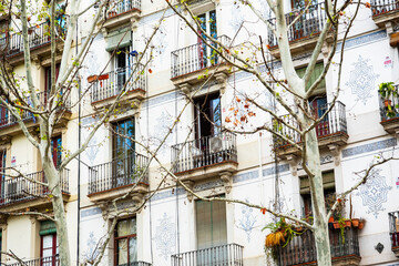 Fassade eines Haus in El Raval, Barcelona - obrazy, fototapety, plakaty