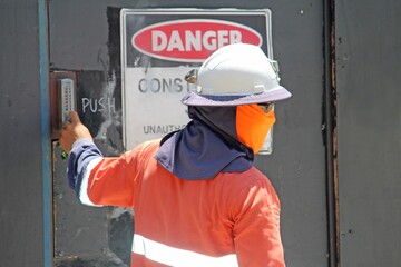 Worker wearing saftey clothing on the westconnex construction site