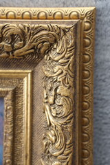 the corner of the frame for the picture is made of an antique baguette of golden color