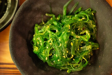 Asiatischer Salat. Seetang. Gemüse. Asiatsches Essen. Grün. Gesund