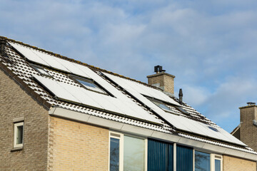 Utrecht, the Netherlands. 19 January 2024. Detail of Private solar panels with snow on a detached...