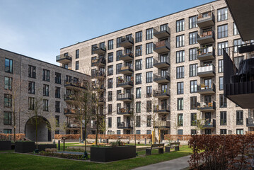 Hof mit Balkons von Neubau-Wohnungen im Hamburger Pergolenviertel. 1700 Mietwohnungen (Teils Sozialwohnungen, auch Eigentum) wurden bis 2023 neu gebaut