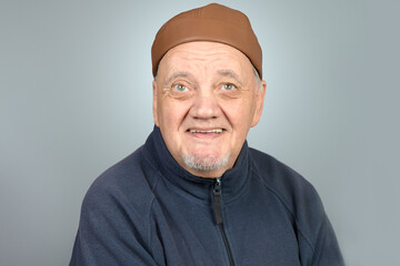 portrait vieil homme casquette docker sur fond gris - 770424947