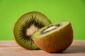 Kiwi apetitoso con fondo verde