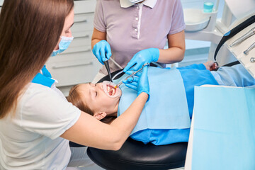 Obraz premium Doctor gives an injection with an anesthetic to girls gums