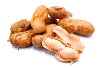 白背景に取れたて塩ゆでされ殻と実が柔らかい落花生の豆