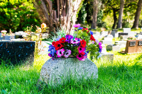 Blumenschmuck auf einem Grabstein in St. Ives
