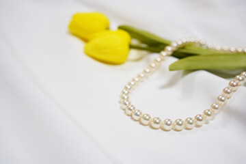 チューリップとパールネックレス