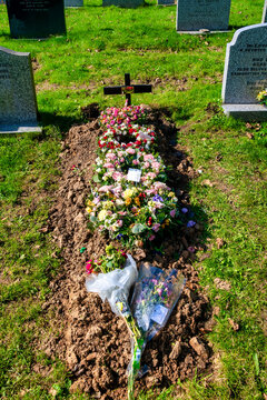 Frischer Grabhügel auf einem Friedhof in St. Ives