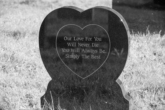 Fromme Wünsche für den Weg eines Verstorbenen auf einem Grabstein in St. Ives