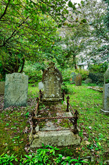 Alter Grabstein mit einer Einfriedung auf einem Friedhof in Cornwall