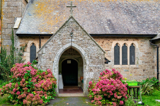 Eingang zu einer alten Kirche in Cornwall