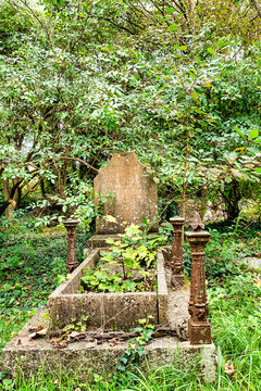 Altes Grab mit einer Einfriedung auf einem Friedhof in Cornwall