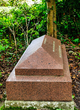 Grabstein in Form eines Sarges auf einem Friedhof in Cornwall