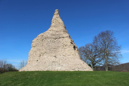 Pyramide de Couhard à Autun (face sud-ouest) - Format paysage