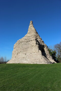 Pyramide de Couhard à Autun sous le ciel bleu