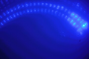 Obraz premium Abstraktes Motiv mit blauem Hintergrund und weißem Rundbogenmuster mit Licht 