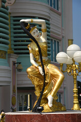 Palast Baan Sukhawadee,, Statuen, Thailand