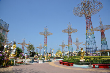 Palast Baan Sukhawadee,, Statuen, Thailand