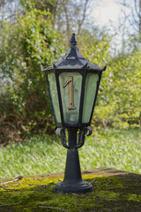 Lampe mit Hausnummer eins