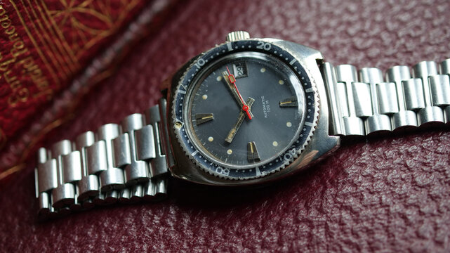 close pic of vintage diver watch
