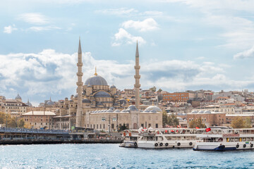 Fototapeta na wymiar Eminönü historic New Mosque ferries and the historical peninsula. 