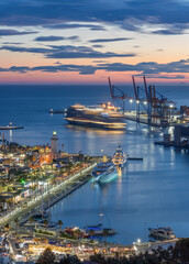 Vista aerea di un Faro nel porto al tramonto. - obrazy, fototapety, plakaty