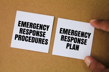 white paper with the words emergency response procedures and emergency response plan - obrazy, fototapety, plakaty