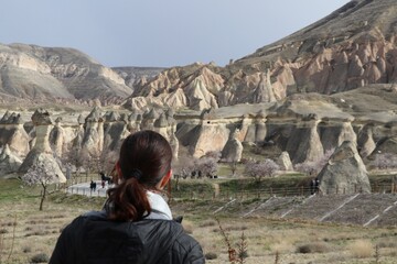 Touriste regarde la Pasabaglari Valley - Cappadoce
