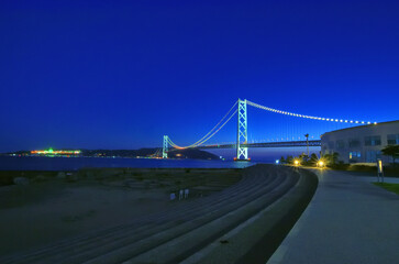 Fototapeta na wymiar ライトアップされた明石海峡大橋の夜景