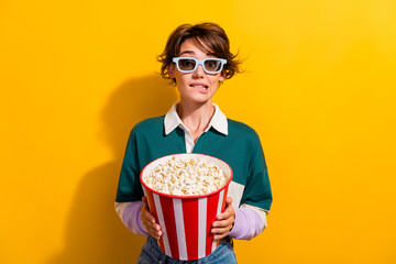 Photo of impressed scared lady dressed polo shirt vr eyewear eating pop corn watching film isolated yellow color background - obrazy, fototapety, plakaty