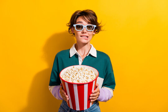 Fototapeta Photo of impressed scared lady dressed polo shirt vr eyewear eating pop corn watching film isolated yellow color background