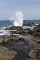 onda che si schianta sulle rocce della costa, scogli, con schizzi, spruzzi d'acqua che si...