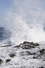 onda che si schianta sulle rocce della costa, scogli, con schizzi, spruzzi d'acqua che si proiettano per vari metri,dati dalla forza dell'impatto, onde dell'oceano atlantico,scattate a fuerteventura