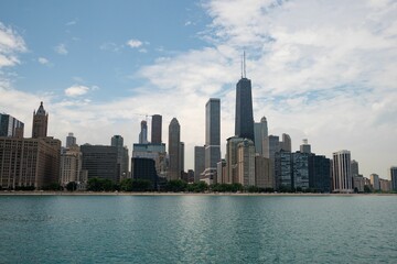 Fototapeta premium Stunning view of the downtown Chicago skyline, featuring a variety of skyscrapers and tall buildings