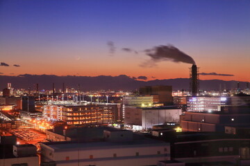 川崎マリエンからの工場夜景と繊月と富士山の夕景