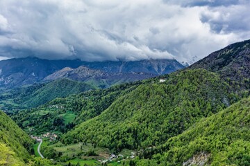 Obraz premium an open valley on the other side of a green forest