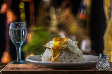 "Rice dish with egg and noodles accompanied by wine: a delicious and comforting meal to enjoy on any occasion