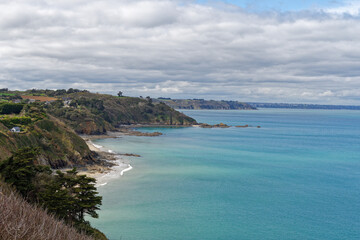 Côtes rocheuses de la baie de saint brieuc. A plérin sur mer