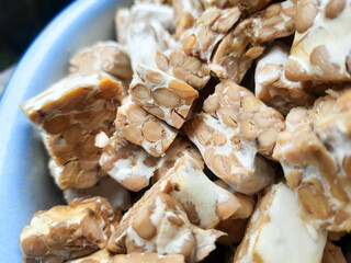 Tempeh, which is made from soybeans, is processed into a spicy and delicious dish